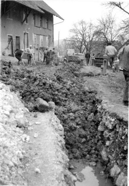 08a Zufüllen des Leitungsgrabens - April 63.jpg